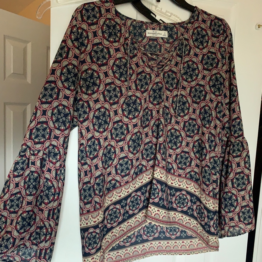 ABERCROMBIE&FITCH PATTERNED BLOUSE
